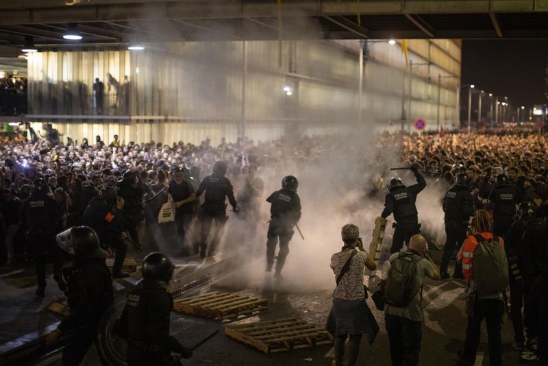VIDEO | Imagini terifiante de la protestele din Barcelona