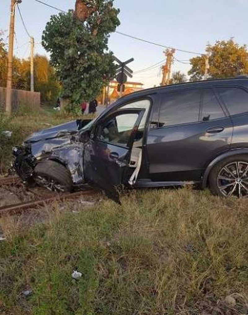 Accident devastator în Ploiești. Un tren a lovit în plin o mașină