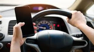 Cum sunt depistaţi şoferii care folosesc telefonul la volan. ”Doar pe bănuială, poliţistul nu poate aplica măsuri”