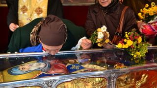 Ce boli poți lua dacă  pupi moaște. Este cumplit!