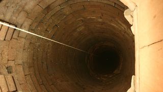 Descoperire macabră &icirc;ntr-o f&acirc;nt&acirc;nă! Bărbat dispărut anul trecut, găsit mort şi legat cu lanţuri