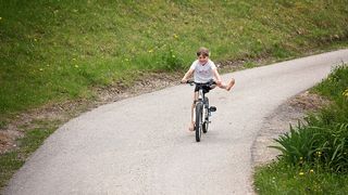 Un copil de 8 ani a murit &icirc;n timp ce-și umfla roata de la bicicletă
