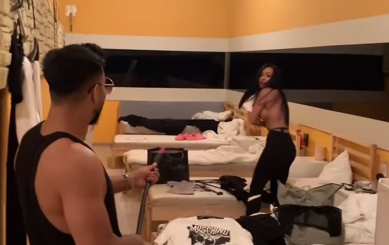  Ella de la Puterea Dragostei i-a arătat silicoanele lui Jador