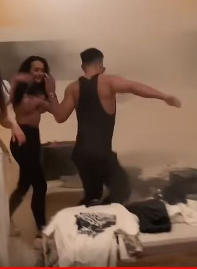  Ella de la Puterea Dragostei i-a arătat silicoanele lui Jador