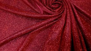 Povestea uimitoare a unei femei care se &icirc;mbracă, trăieşte, măn&acirc;ncă, doarme doar &icirc;n roşu. Și-a comandat cruce de morm&acirc;nt roșie