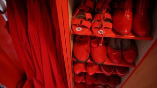 Povestea uimitoare a unei femei care se &icirc;mbracă, trăieşte, măn&acirc;ncă, doarme doar &icirc;n roşu. Și-a comandat cruce de morm&acirc;nt roșie