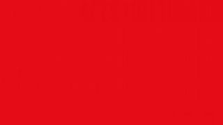 Povestea uimitoare a unei femei care se &icirc;mbracă, trăieşte, măn&acirc;ncă, doarme doar &icirc;n roşu. Și-a comandat cruce de morm&acirc;nt roșie