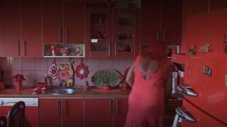 Povestea uimitoare a unei femei care se &icirc;mbracă, trăieşte, măn&acirc;ncă, doarme doar &icirc;n roşu. Și-a comandat cruce de morm&acirc;nt roșie