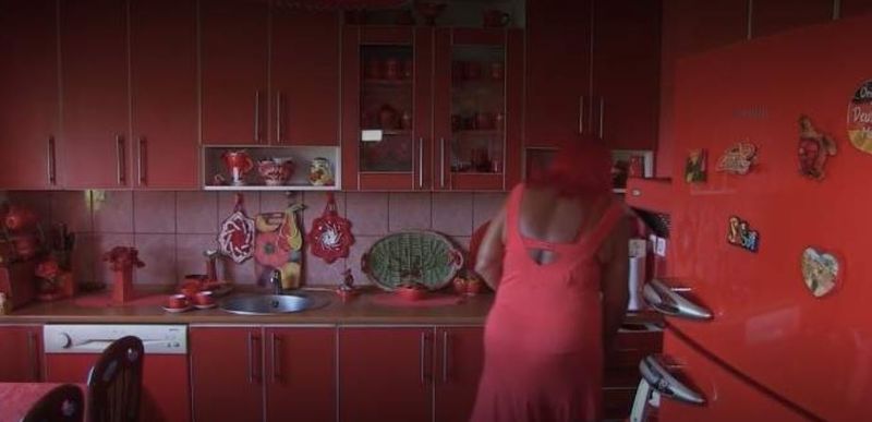 Povestea uimitoare a unei femei care se îmbracă, trăieşte, mănâncă, doarme doar în roşu. Și-a comandat cruce de mormânt roșie