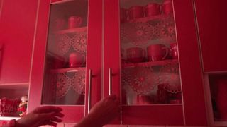 Povestea uimitoare a unei femei care se &icirc;mbracă, trăieşte, măn&acirc;ncă, doarme doar &icirc;n roşu. Și-a comandat cruce de morm&acirc;nt roșie