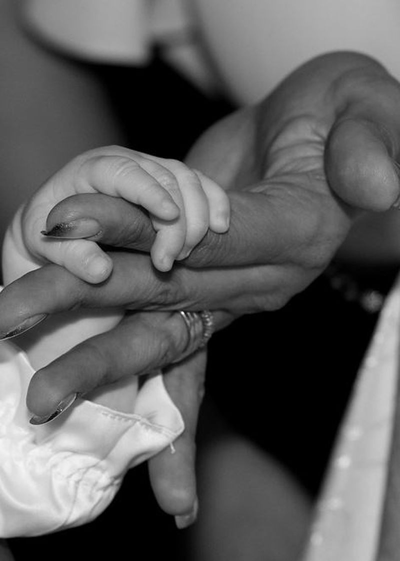 Caz terifiant-părinți în stare de șoc, după ce bebelușul lor s-a născut fără ochi, nas și parte din craniu, într-o clinică privată