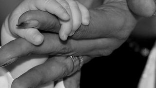 Caz terifiant-părinți &icirc;n stare de șoc, după ce bebelușul lor s-a născut fără ochi, nas și parte din craniu, &icirc;ntr-o clinică privată