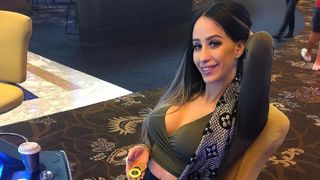 Polițiștii au prins-o cu 220 la oră și au trimis-o &icirc;n instanță. &Icirc;nainte de proces, t&acirc;năra se lăuda cu hainele cumpărate special pentru a apărea &icirc;n fața judecătorilor. Acum cere donații