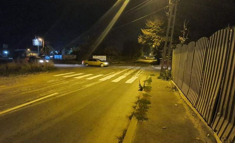 Trei tați au făcut o trecere de pietoni cu lavabilă. Pe motiv că s-au săturat să își vadă copiii în pericol