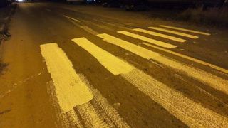 Trei tați au făcut o trecere de pietoni cu lavabilă. Motivul este incredibil