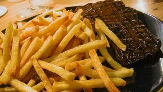 Friptură cu cartofi prăjiţi - combinaţia care îţi distruge sănătatea! Avertismentul doctorilor