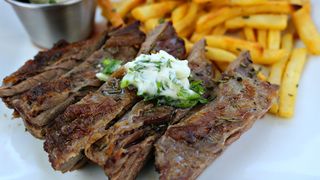 Friptură cu cartofi prăjiţi