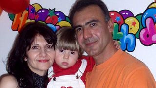 Povestea tragică a celor doi părinţi găsiţi morţi l&acirc;ngă fiul lor răpus de cancer, &icirc;n Constanţa