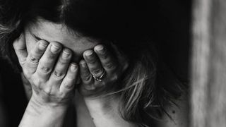 VIDEO | Soție &icirc;nșelată, transformată &icirc;n detectiv. Și-a prins soțul &icirc;n timp ce se iubea cu amanta! Imagini șocante