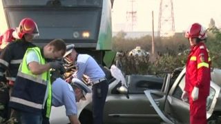VIDEO | Imagini cutremurătoare de la locul tragediei din D&acirc;mbovița. Mașina celor doi soți, spulberată de tren
