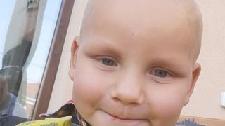 Un copil din Arad, găsit &icirc;n apropierea unei piețe. Persoanele care &icirc;l recunosc sunt rugate să sune la numărul 112