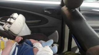 Un bebeluș a fost împușcat mortal de patru ori în mașina în care se afla și mama