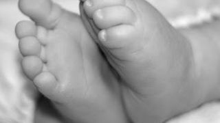 Gest macabru făcut de o mamă &icirc;n baie. A născut un bebeluș, apoi l-a aruncat &icirc;ntr-un coș cu rufe murdare