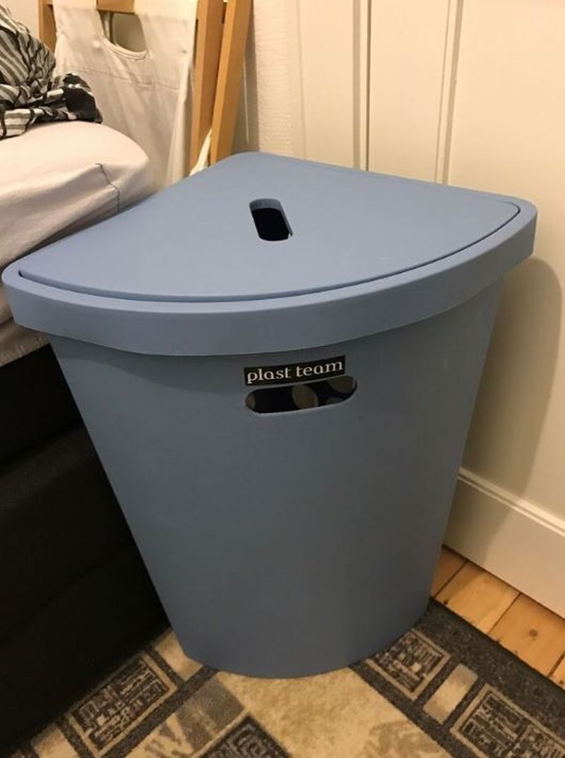 Gest macabru făcut de o mamă în baie. A născut un bebeluș, apoi l-a aruncat într-un coș cu rufe murdare