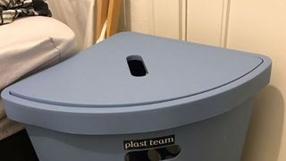 Gest macabru făcut de o mamă &icirc;n baie. A născut un bebeluș, apoi l-a aruncat &icirc;ntr-un coș cu rufe murdare