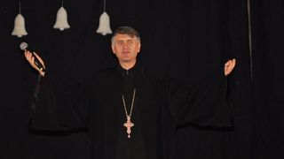 Biserica improvizată a lui Cristian Pomohaci. Se fac slujbe de exorcizare &icirc;n propriul lui garaj, acolo unde oamenii urlă și se agită