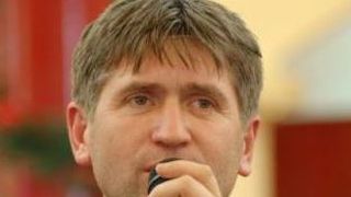 Biserica improvizată a lui Cristian Pomohaci. Se fac slujbe de exorcizare &icirc;n propriul lui garaj, acolo unde oamenii urlă și se agită