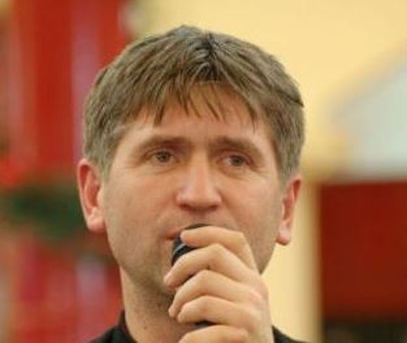 Biserica improvizată a lui Cristian Pomohaci. Se fac slujbe de exorcizare în propriul lui garaj, acolo unde oamenii urlă și se agită