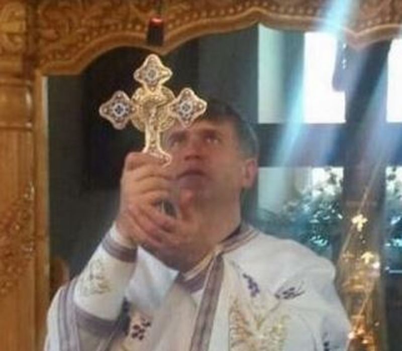 Biserica improvizată a lui Cristian Pomohaci. Se fac slujbe de exorcizare în propriul lui garaj, acolo unde oamenii urlă și se agită