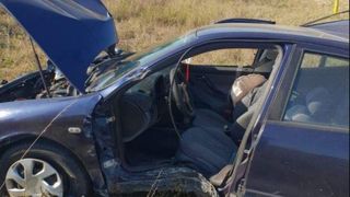 Imagini de coșmar cu mașina lovită de un tren. Trei oameni se aflau în ea în momentul impactului