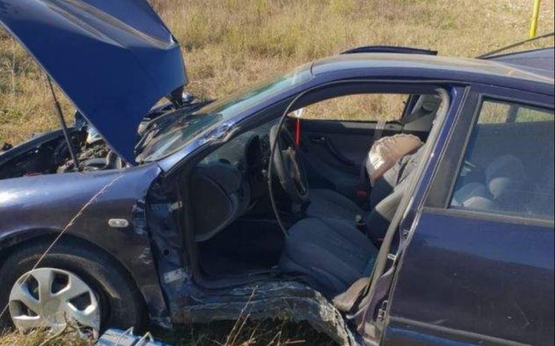 Imagini de coșmar cu mașina lovită de un tren. Trei oameni se aflau în ea în momentul impactului