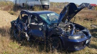 Imagini de coșmar cu mașina lovită de un tren. Trei oameni se aflau în ea în momentul impactului