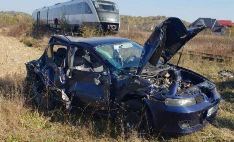 Imagini de coșmar cu mașina lovită de un tren. Trei oameni se aflau în ea în momentul impactului
