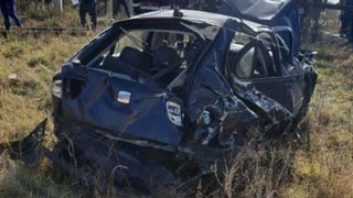 Mașina lovită de un tren. Trei oameni se aflau în ea în momentul impactului