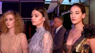 VIDEO | Ținute extravagante pentru Sărbători. Ce trebuie să purtați ca să întoarceți toate privirile