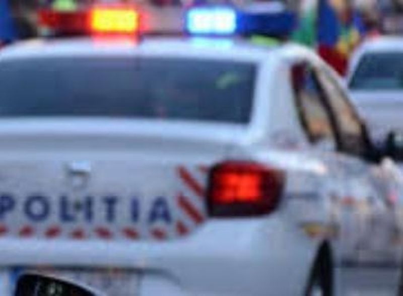 Accident de proporții in curbă. Cabină de TIR ruptă, răsturnată şi distrusă, în Suceava