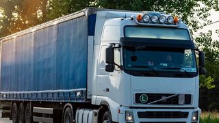 Accident de proporții in curbă. Cabină de TIR ruptă, răsturnată şi distrusă, &icirc;n Suceava