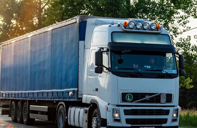 Accident de proporții in curbă. Cabină de TIR ruptă, răsturnată şi distrusă, în Suceava