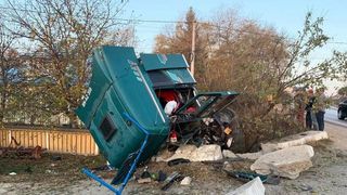 Accident de proporții &icirc;n Suceava. Cabina unui TIR s-a rupt &icirc;n două