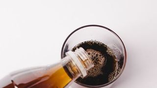 Descoperire șocantă la un cunoscut fast-food din București! Gheața din sucuri este contaminată cu bacterii coliforme și enterococi