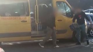 Caz incredibil la V&acirc;lcea - Microbuz școlar plin de navete cu bere