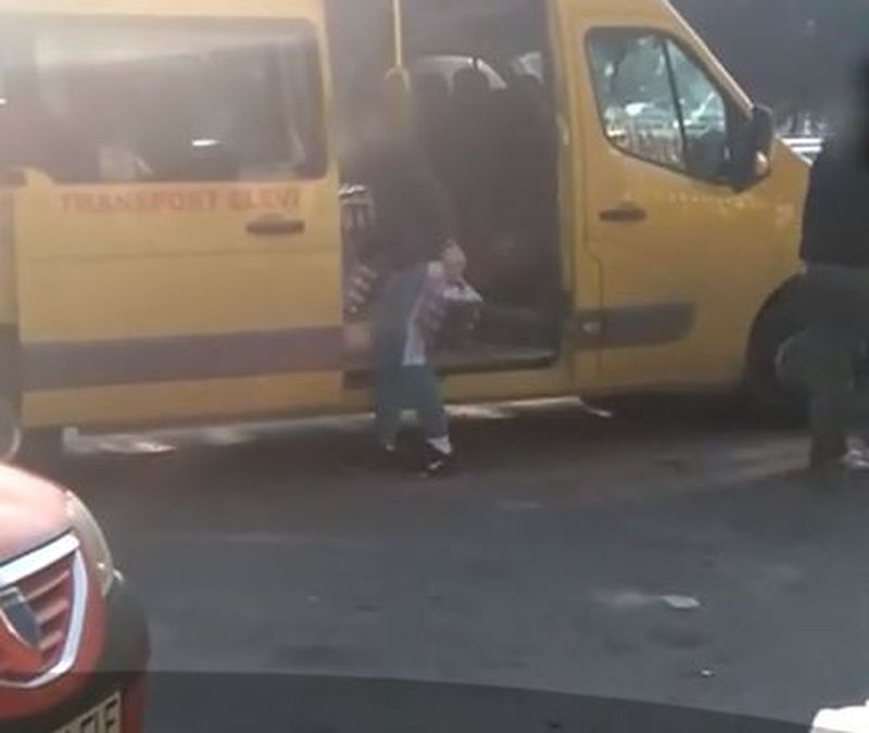Caz incredibil la Vâlcea - Microbuz școlar plin de navete cu bere