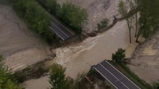 Un şofer de taxi moare înecat la Capriata d'Orba în nordul Italiei, după surparea unui pod, în timpul unor furtuni violente