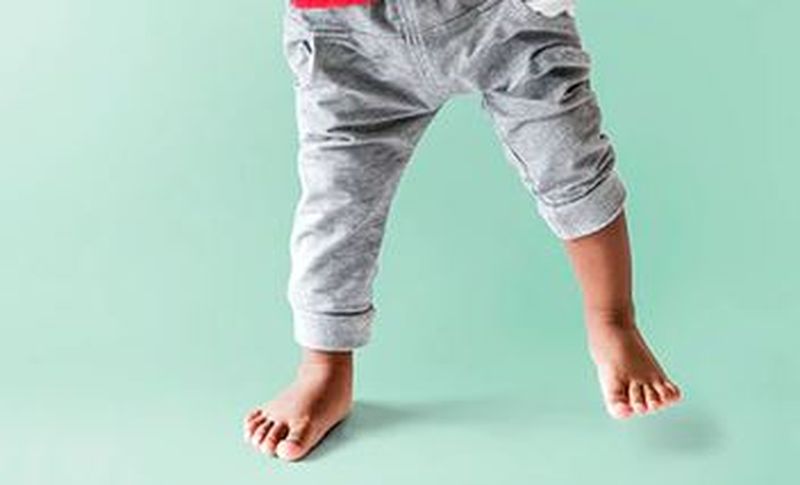 Povestea șocantă a unui copil de doi ani, grav bolnav: a murit după ce tatăl său a fugit cu banii pentru tratament