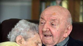 Dragostea de mamă nu moare niciodată. Are 98 de ani și stă &icirc;n aceeași casă cu fiul ei de 80 de ani pentru a avea grijă de el