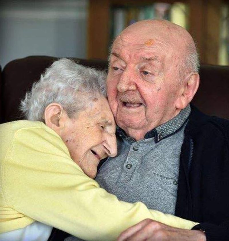 Dragostea de mamă nu moare niciodată. Are 98 de ani și stă în aceeași casă cu fiul ei de 80 de ani pentru a avea grijă de el